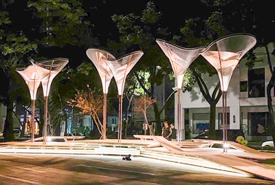 中市府都發局與龍寶建設共同合作,由知名建築師陳宣誠規劃,運用金屬構材、銅、金屬網、雲杉等媒材及燈光、曲度地景,在草悟道打造「浮光沃壤」大型公共藝術作品。