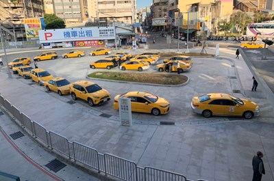 台中市計程車啟動春節費率,中市府呼籲「按表收費」(圖為台中轉運中心計程車排班區)