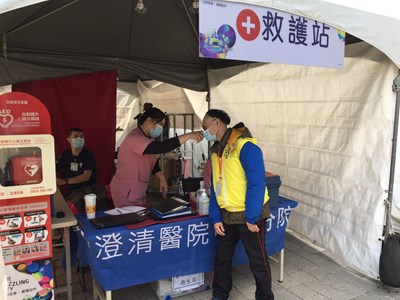 副展區服務站備有額溫槍,可為有身體不適症狀的民眾檢測體溫