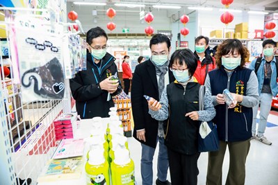 經濟發展局長張峯源會同衛生局食安處副處長蔣淑玫、法制局主任消保官康馨壬前往大型通路訪查