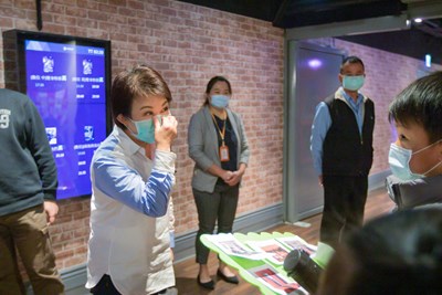 市長盧秀燕今(30)日前往凱擘影城視察，呼籲民眾出入密閉空間一定要正確配戴口罩。