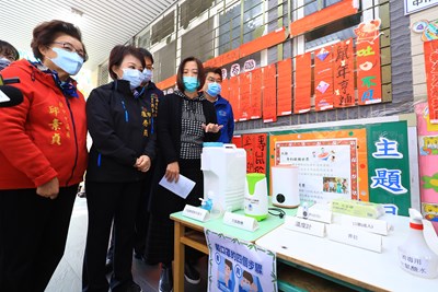 所有人進入幼兒園都需執行防疫三步驟,包括量體溫、消毒及戴口罩,另也備妥足量的防疫物資,包括口罩、洗手用品、額溫槍及消毒用品等。