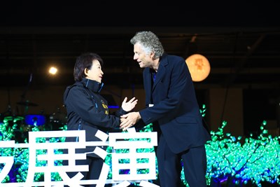 盧市長特此感謝馬戲團總監比利.艾爾文(Billy Alwen)