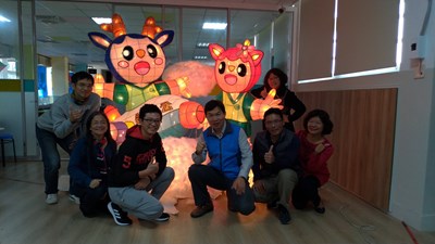 中市公明國小參展花燈競賽 吉祥物結合飛機意象超Q