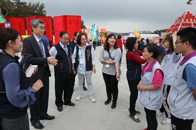 內政部移民署副署長梁國輝率領新住民發展基金委員等22人參訪新囍同歡燈區,市府民政局長吳世瑋代表接待。