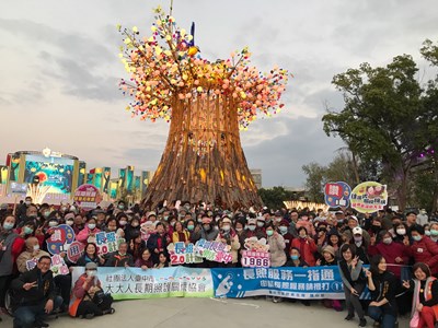 鼓勵走出戶外 中市府邀長照據點長輩一同遊燈會