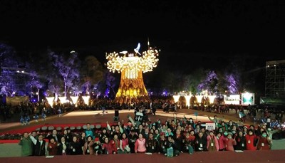 市府民政局今(19)晚邀請近300位宗教團體人員,一同觀賞主燈秀及無人機表演,感謝宗教團體支持燈會。