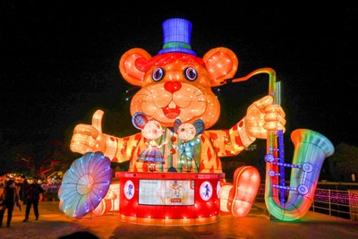 歡樂燈區中的「爵士好鼠喜迎親」花燈眼睛能眨眼,非常可愛