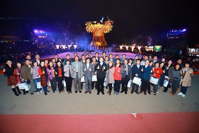 台中市政府教育局今(21)晚舉辦「教育之夜」,邀請全市360位學校校長共同觀賞主燈秀及主舞台表演。