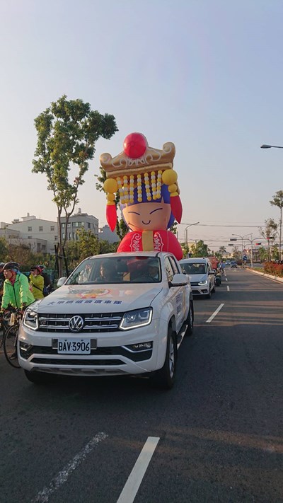 「媽祖前導車」帶領騎友向前