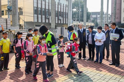 市長盧秀燕今日親自前往神岡國小視察,從學生入校前量測體溫、師生衛教宣導,到校園物資發放等流程逐一督導