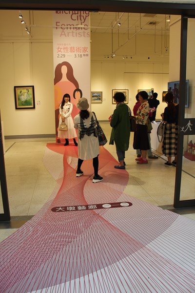 女性藝術家聯展展場布置網美牆，吸引民眾和藝術家駐足合影