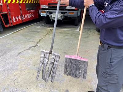 消防局員需要利用廢棄水帶製作「打火把」,造型似拖把,可用於拍熄民眾掃墓祭祖遺留下的餘火。
