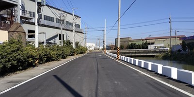 施工後,改建護岸並修復路面