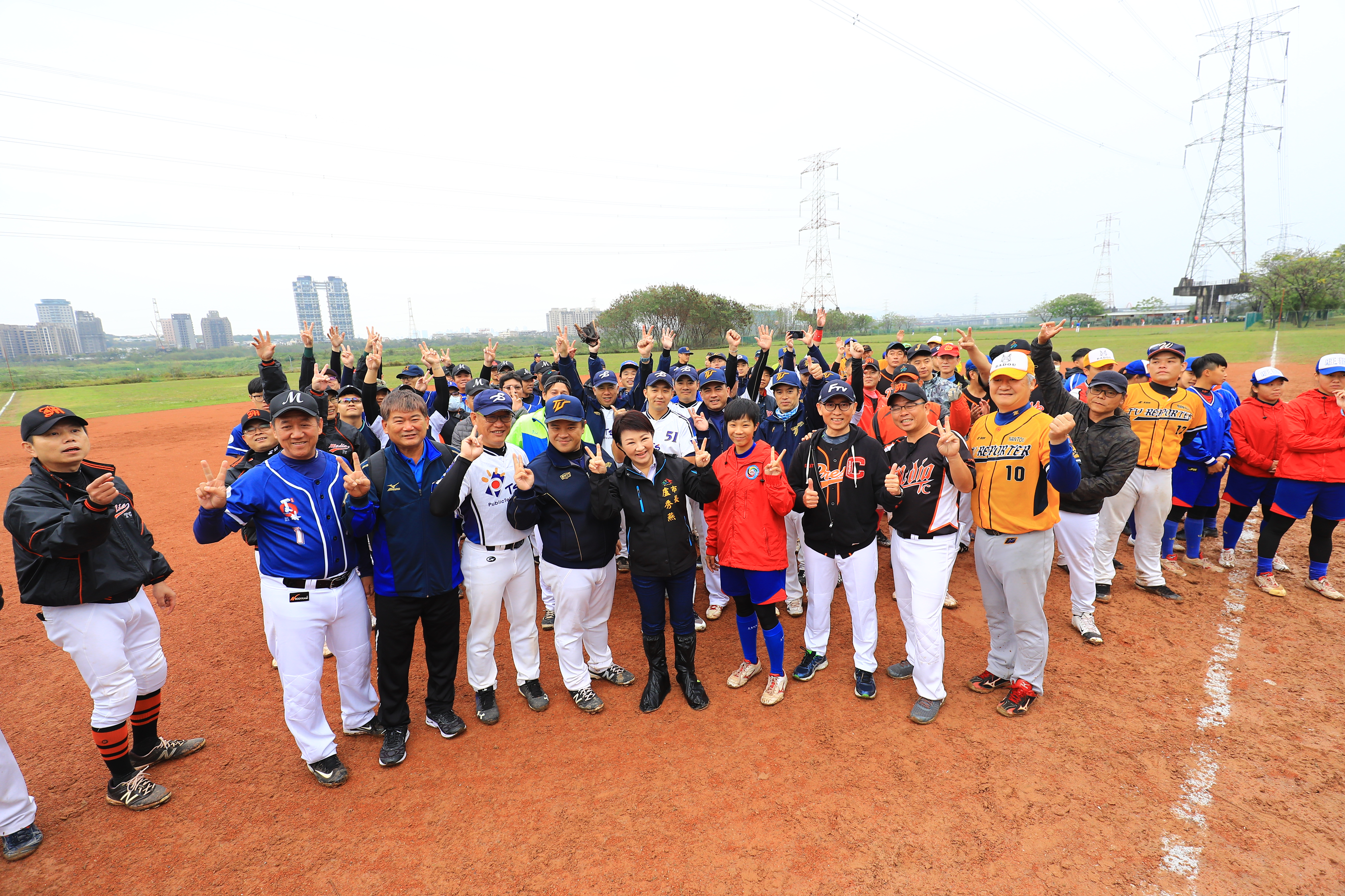 臺中市政府全球資訊網 市政新聞 全國媒體盃慢壘賽登場 盧市長贈球棒為球員加油