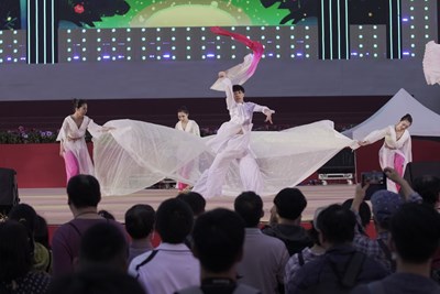 瓊瑢舞蹈團燈會於主舞台演出劇照