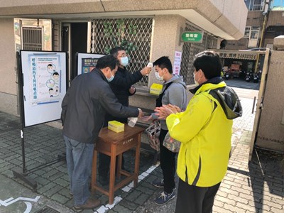 中市高中職以下學校,教學時間外部訪客包括家長、廠商、志工等,均需佩戴口罩、量體溫、手部消毒及登記基本資料。