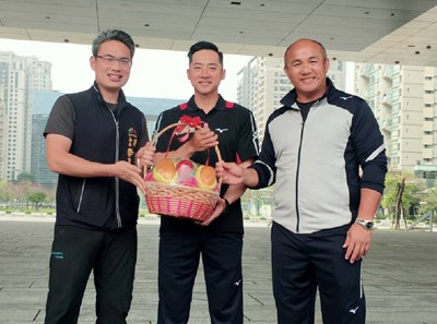 運動局長李昱叡贈送水果籃,由總教練張家浩代表接受