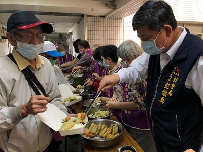 社會局長視察東區富仁社區發展協會