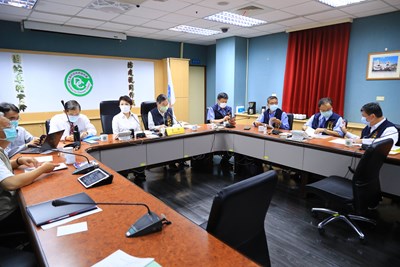 盧市長前往衛生福利部疾病管制署中區管制中心,參加中央流行疫情指揮中心視訊會議