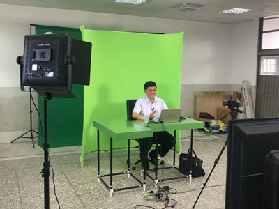 台中市政府教育局持續推動數位學習，鼓勵教師藉由「便攜式虛擬攝影棚系統」錄製線上課程