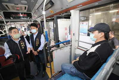 黃副市長及交通局長葉昭甫上公車向民眾宣導新規定