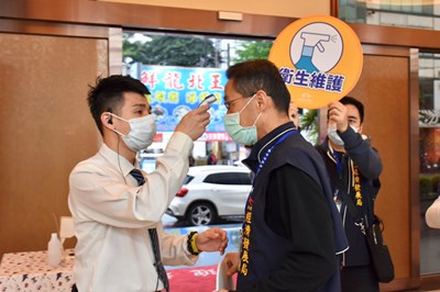 安心消費!中市經發局再赴娛樂場所宣導防疫