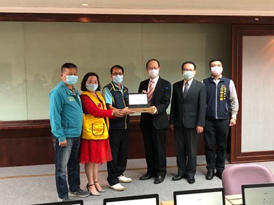 助學子學習不中斷 大里家長會長協會捐贈53台平板