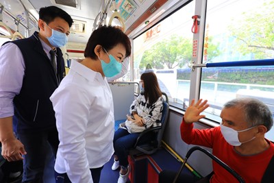 盧市長向民眾宣導搭乘大眾運輸防疫資訊