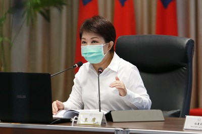 市長盧秀燕今(14)日在市政會議表示,面臨疫情嚴峻,仍有部分長程公車路線旅次逆勢成長,顯示先前推出的雙十公車優惠增加民眾搭乘誘因,市府將持續落實大眾運輸防疫措施,也感謝市民配合搭車戴口罩,共同讓城市更安全。