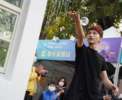 街頭藝人艾倫於2020台灣燈會在台中表演水晶球特技,吸引觀眾駐足欣賞1