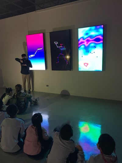 國立台灣美術館與台中市啟聰學校合作,帶領14位啟聰學校聽障生體驗「感官瑜珈」展覽