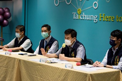台中市政府今(21)日下午公布最新疫情調查,新增4處確診接觸場所,包括7-11保屏門市、7-11一中門市、全家便利商店一中漾店、I-PLAZA 3樓廁所,市府柔性勸導自主停業並展開消毒。