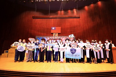 支援防疫最前線! 「雙師」公會捐千副護目鏡及愛心餅乾
