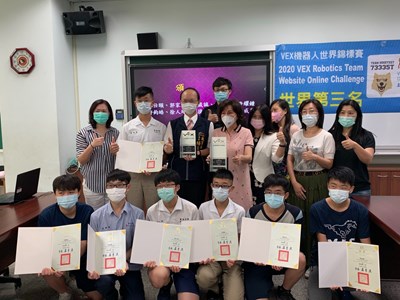 市府教育局長楊振昇今(30)日特別到福科國中頒獎表揚,稱許其展現團隊合作精神、領導才能和解決問題能力。