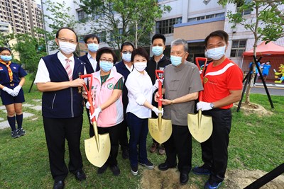 盧市長帶頭植樹綠化環境,體現環境保護、永續經營