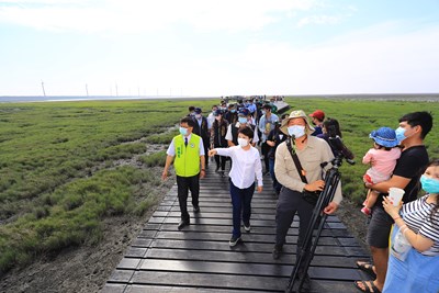 視察高美濕地人流管制 盧市長 假要放 防疫也要做!