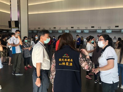 台中機場特賣會湧現人潮 市府持續強化防疫措施