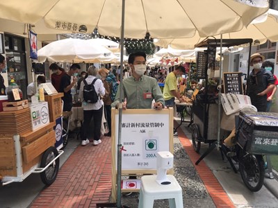 安心遊玩!審計新村「紅黃綠」燈管制人流