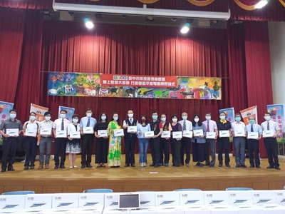學習不中斷!台中市家長會長聯盟會贈平板助弱勢學生