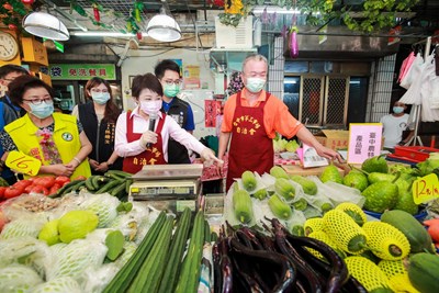 市長也到榮獲四星樂活名攤的「陳錦汶蔬果」，促銷台中在地農產