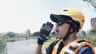 遇到溺水事件,不要驚慌,第一步大聲呼救救吸引旁人注意來幫忙