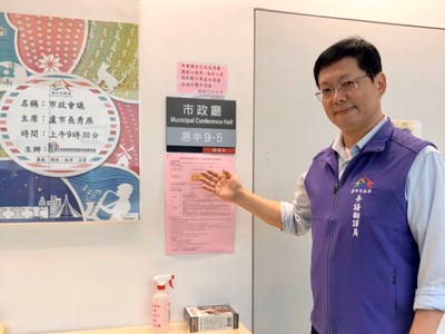 03李振輝老師與台中市府合作於市政會議進行手語翻譯