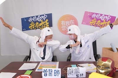 「急診鋼鐵醫師」對上「曾醫師」! 雙帥直播搶答防疫知識