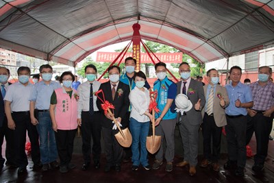 盧市長指出,特別感謝立委及地方民代的奔走之下,讓工程順利開工,完成師生多年來的心願