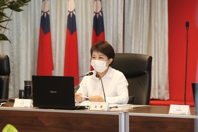 市長盧秀燕於市政會議宣布6月1日起實施第二階段鬆綁,平日下午6時、學生放學後,校園戶外場地對外開放