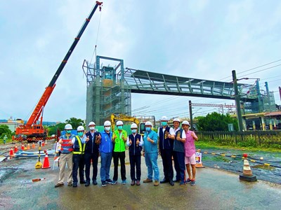 大甲車站人行跨越橋吊裝完成 預計7月底完工