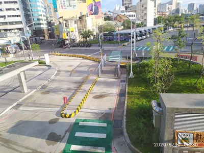 市府交通局於鄰近新民街的臨停下客區旁設置人行通道,民眾轉乘國道客運安全又便利