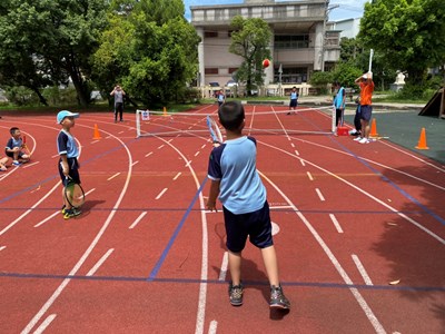 豐原中央獅子盃迷你網球邀請賽由國小學童參加，除學習遵守規範、團隊合作的精神，更有助於學童身心健康