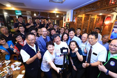 盧市長、陳部長與防疫人員一同用餐話家常,同仁也熱情爭相合照